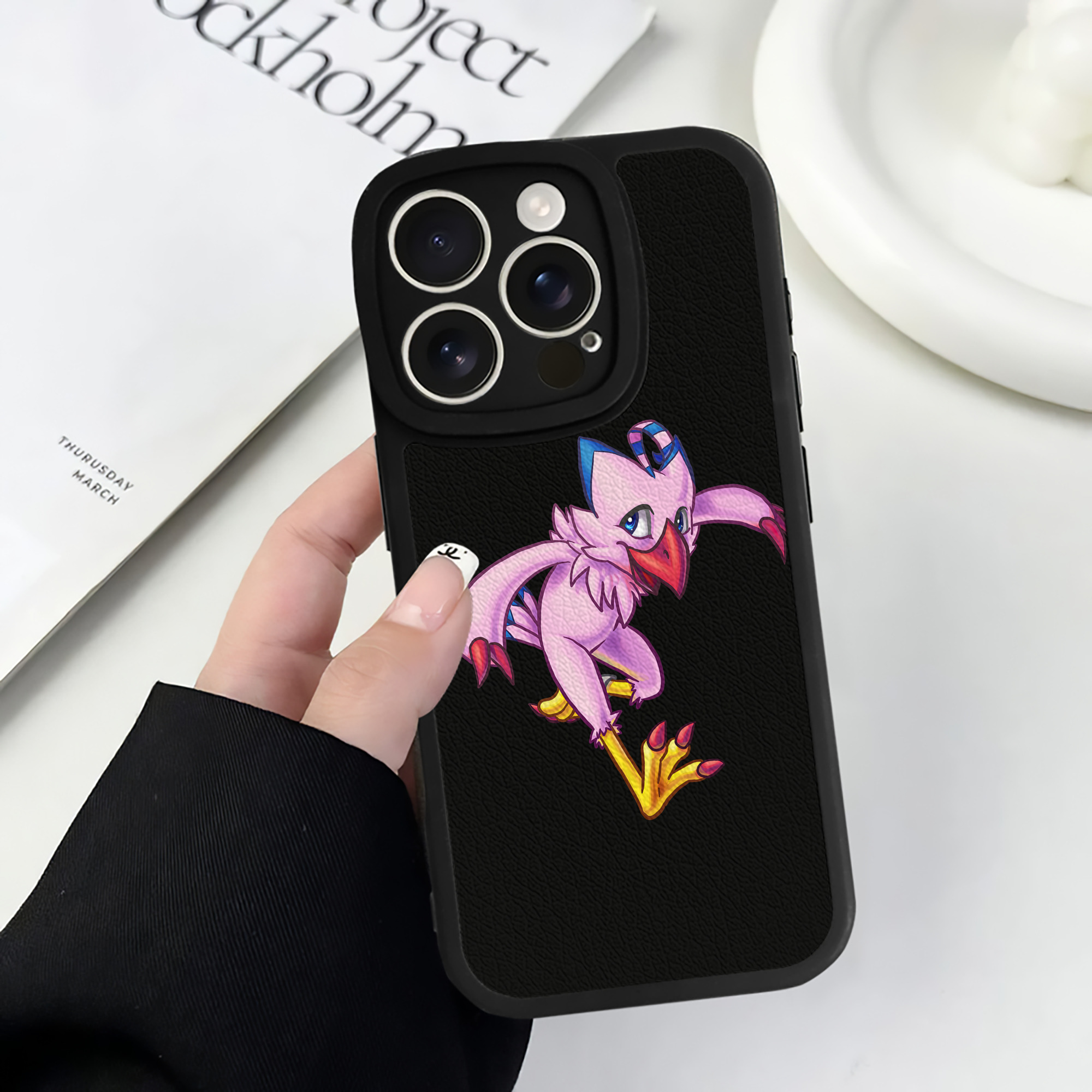 （画像用） Digimon デジタルモンスター/デジモン 【iPhone 16シリーズ対応】シリコンスマホケース（レザー調） 材質：シリコン